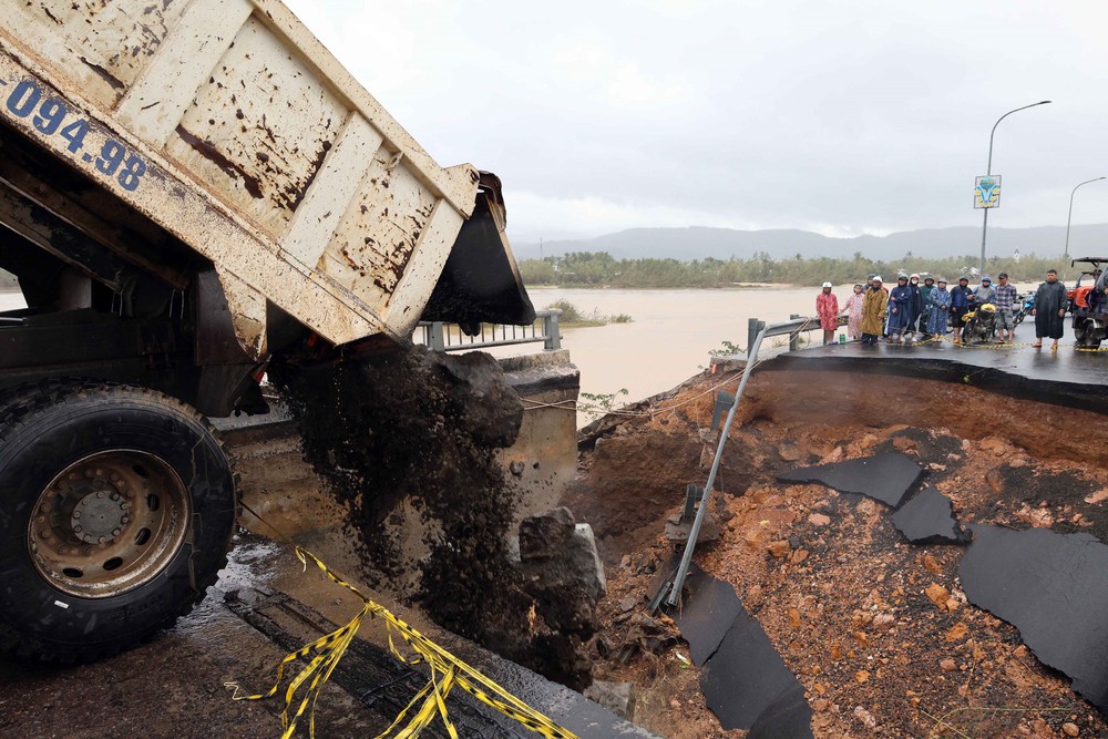 Đắk Lắk: Sập mố cầu Lò Gốm do nước lũ - Ảnh 7. Đắk Lắk: Sập mố cầu Lò Gốm do nước lũ - Ảnh 7.