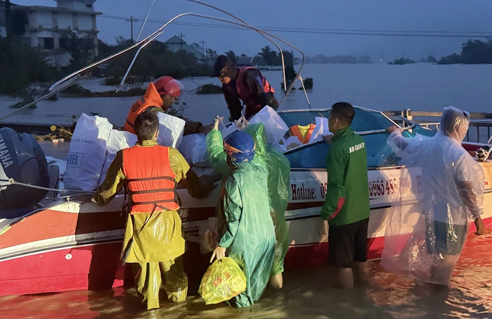 Hỗ trợ khẩn cấp 700 tỷ đồng cho các tỉnh: Khánh Hòa, Lâm Đồng, Gia Lai và Đắk Lắk khắc phục thiệt hại do mưa lũ - Ảnh 1.