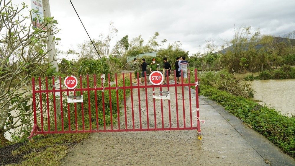 Đê Luật Lễ vỡ khiến hàng trăm nhà dân chìm trong nước lũ - Ảnh 5.