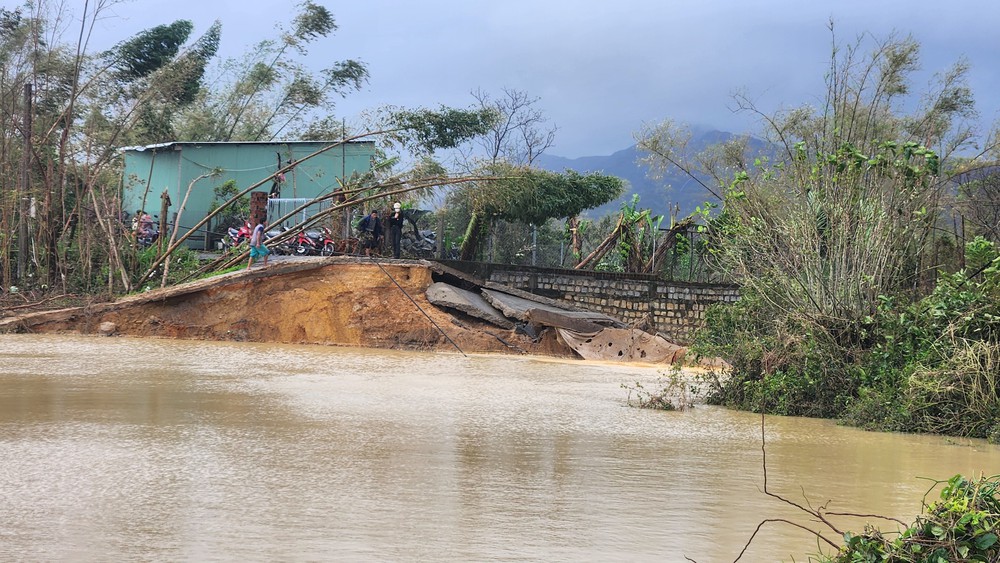 Đê Luật Lễ vỡ khiến hàng trăm nhà dân chìm trong nước lũ - Ảnh 1.