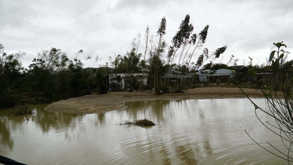 Đê Luật Lễ vỡ khiến hàng trăm nhà dân chìm trong nước lũ - Ảnh 2.