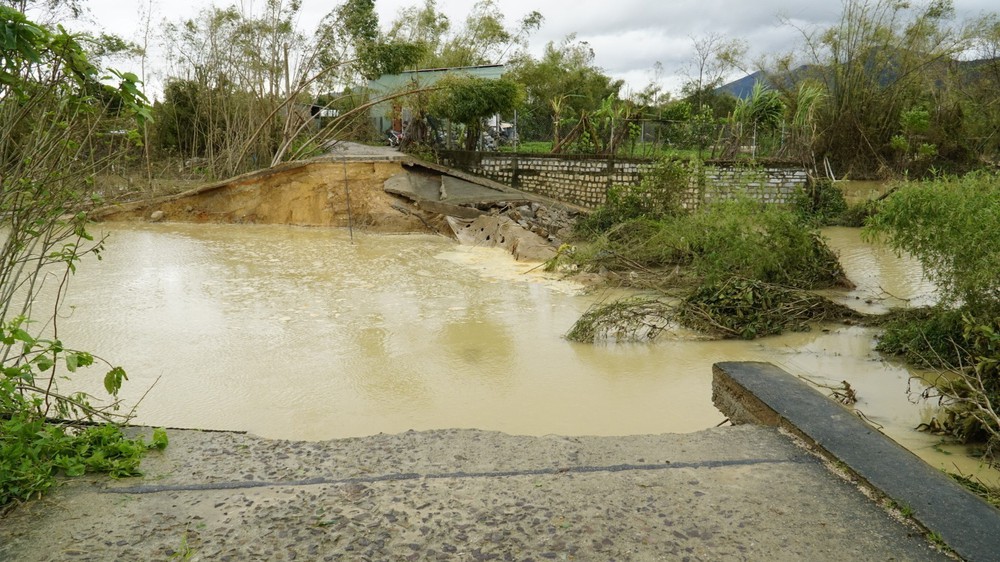 Đê Luật Lễ vỡ khiến hàng trăm nhà dân chìm trong nước lũ - Ảnh 3.