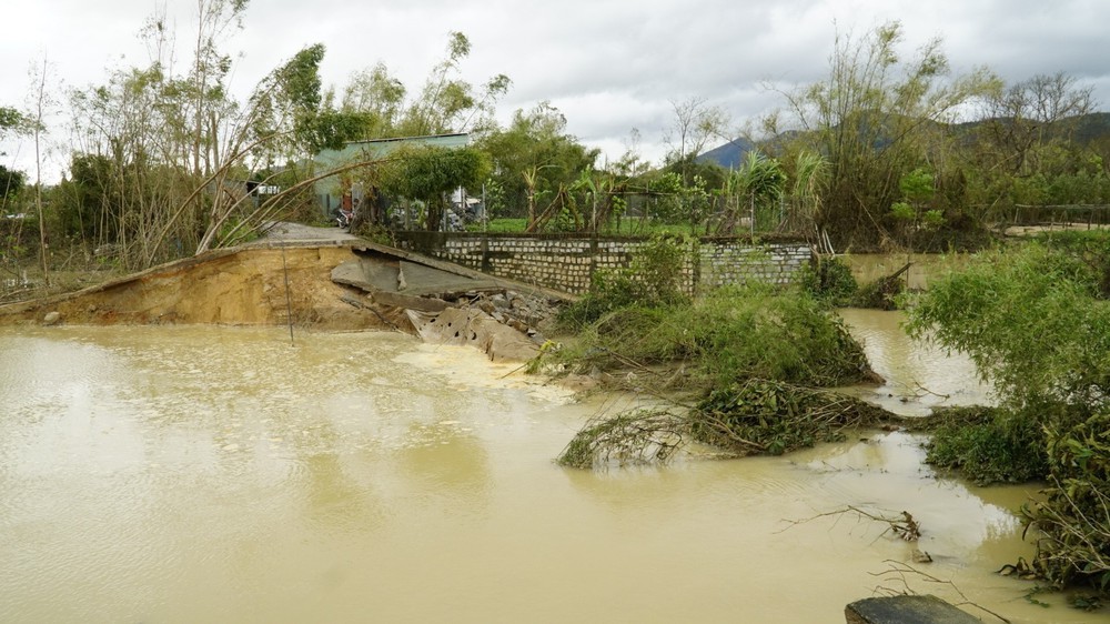 Đê Luật Lễ vỡ khiến hàng trăm nhà dân chìm trong nước lũ - Ảnh 4.