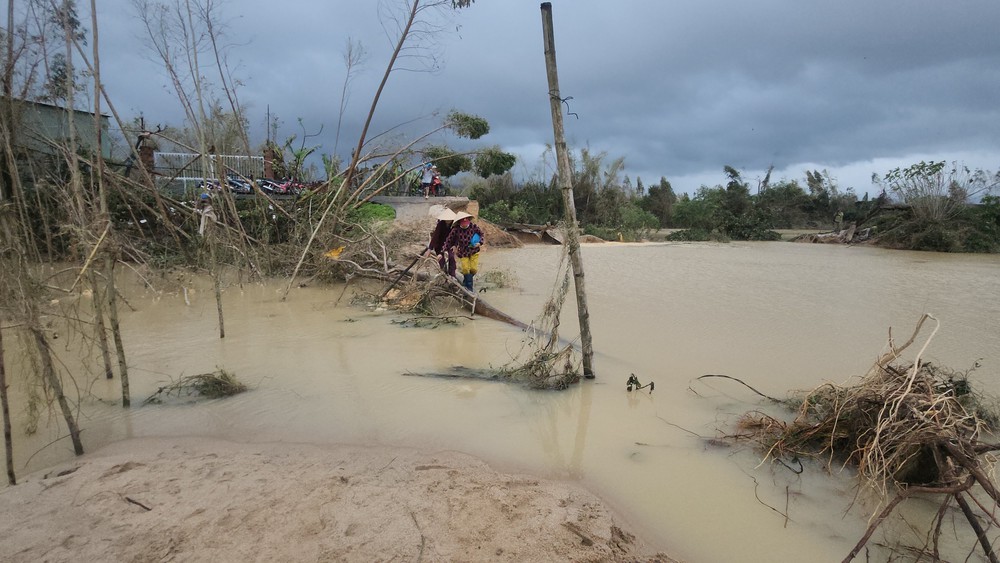 Đê Luật Lễ vỡ khiến hàng trăm nhà dân chìm trong nước lũ - Ảnh 7.