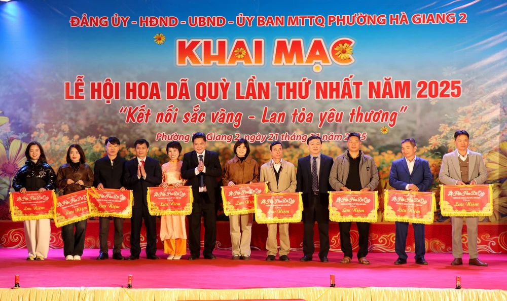 Khai mạc Lễ hội hoa Dã quỳ với chủ đề &quot;Kết nối sắc vàng - Lan tỏa yêu thương&quot; - Ảnh 1.