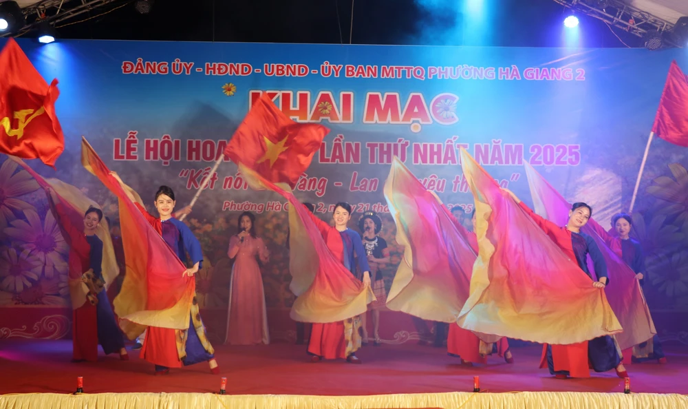 Khai mạc Lễ hội hoa Dã quỳ với chủ đề &quot;Kết nối sắc vàng - Lan tỏa yêu thương&quot; - Ảnh 2.