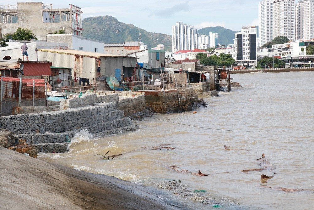 Thời tiết ngày 22/11: Miền Trung - Tây Nguyên vẫn ngập lụt kéo dài, cảnh báo nguy cơ lũ quét, sạt lở đất - Ảnh 1. Thời tiết ngày 22/11: Miền Trung - Tây Nguyên vẫn ngập lụt kéo dài, cảnh báo nguy cơ lũ quét, sạt lở đất - Ảnh 1.