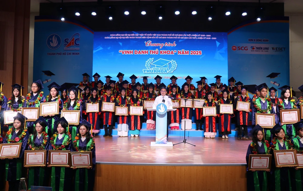 Thành phố Hồ Chí Minh vinh danh 88 thủ khoa tuyển sinh, thủ khoa tốt nghiệp năm 2025 - Ảnh 2. Thành phố Hồ Chí Minh vinh danh 88 thủ khoa tuyển sinh, thủ khoa tốt nghiệp năm 2025 - Ảnh 2.