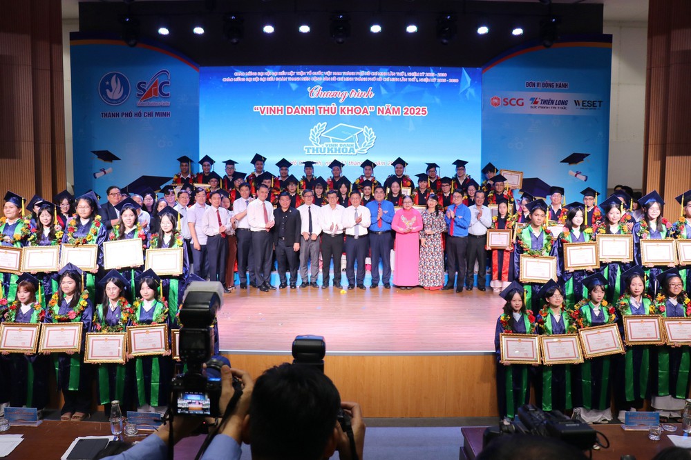 Thành phố Hồ Chí Minh vinh danh 88 thủ khoa tuyển sinh, thủ khoa tốt nghiệp năm 2025 - Ảnh 4. Thành phố Hồ Chí Minh vinh danh 88 thủ khoa tuyển sinh, thủ khoa tốt nghiệp năm 2025 - Ảnh 4.