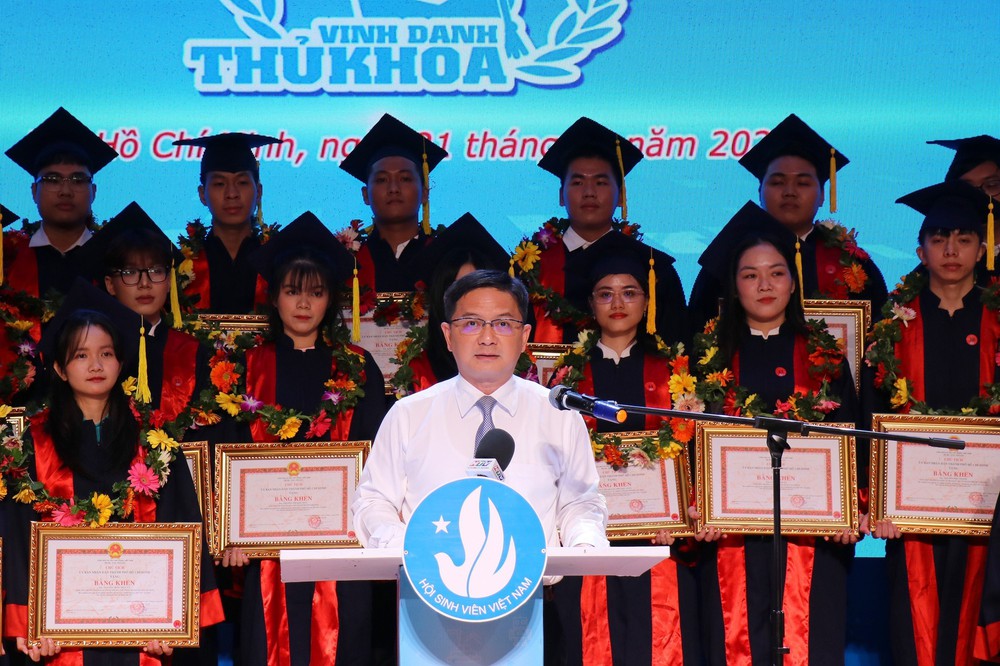 Thành phố Hồ Chí Minh vinh danh 88 thủ khoa tuyển sinh, thủ khoa tốt nghiệp năm 2025 - Ảnh 1. Thành phố Hồ Chí Minh vinh danh 88 thủ khoa tuyển sinh, thủ khoa tốt nghiệp năm 2025 - Ảnh 1.