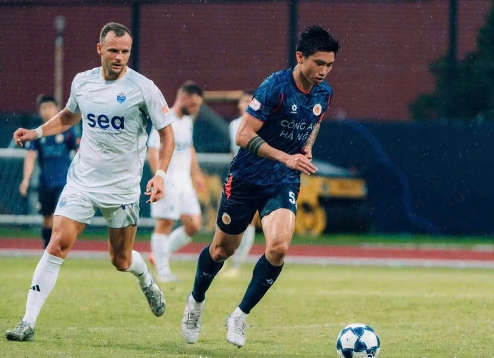 CLB CAHN báo tin &quot;nóng&quot;, đăng ký Văn Hậu ở giai đoạn lượt về V-League 2025/26 - Ảnh 1.