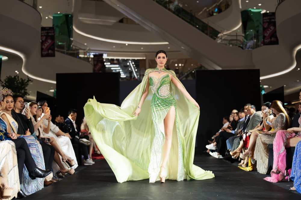 Dàn mỹ nhân Việt đọ sắc trong show diễn của NTK Tom Kara - Ảnh 2. Dàn mỹ nhân Việt đọ sắc trong show diễn của NTK Tom Kara - Ảnh 2.