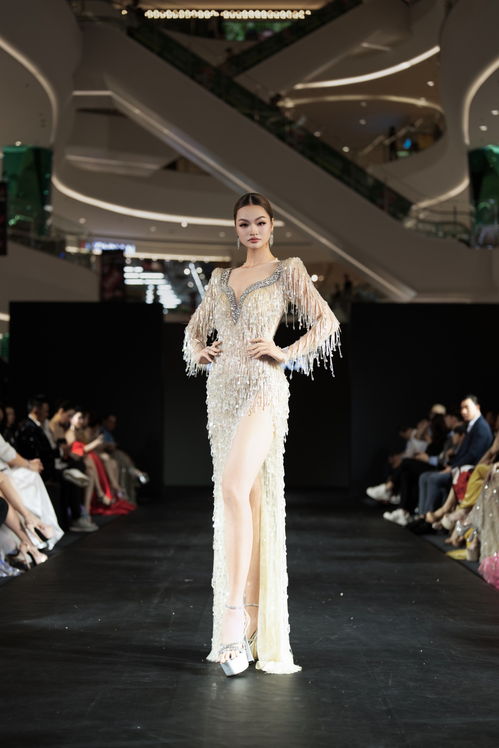 Dàn mỹ nhân Việt đọ sắc trong show diễn của NTK Tom Kara - Ảnh 4. Dàn mỹ nhân Việt đọ sắc trong show diễn của NTK Tom Kara - Ảnh 4.