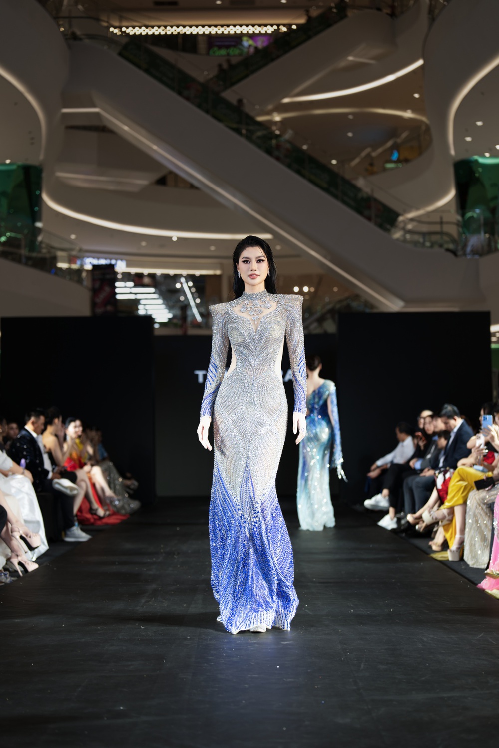 Dàn mỹ nhân Việt đọ sắc trong show diễn của NTK Tom Kara - Ảnh 3. Dàn mỹ nhân Việt đọ sắc trong show diễn của NTK Tom Kara - Ảnh 3.