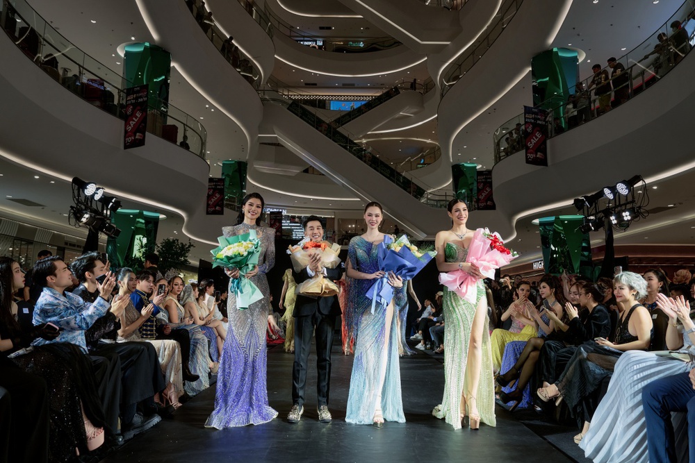 Dàn mỹ nhân Việt đọ sắc trong show diễn của NTK Tom Kara - Ảnh 1. Dàn mỹ nhân Việt đọ sắc trong show diễn của NTK Tom Kara - Ảnh 1.
