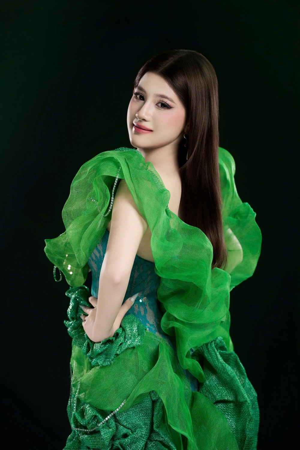 Trần Thị Mỹ Linh diện thiết kế tái chế, kêu gọi bảo vệ môi trường  - Ảnh 1.