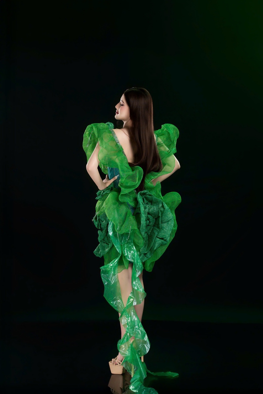 Trần Thị Mỹ Linh diện thiết kế tái chế, kêu gọi bảo vệ môi trường  - Ảnh 3.