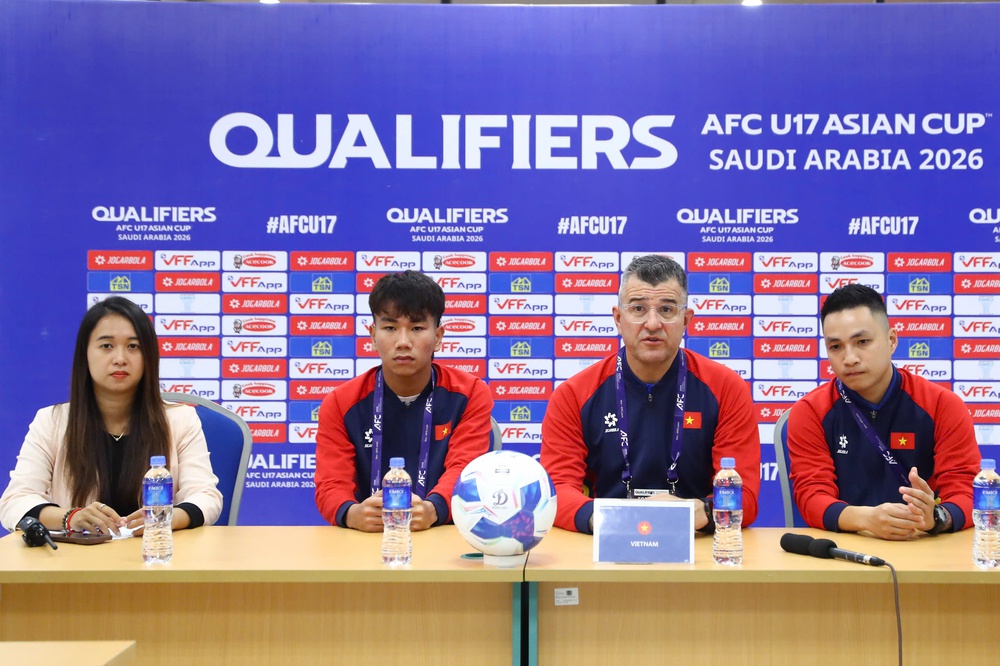 Thắng đậm Singapore, HLV Cristiano Roland yêu cầu U17 Việt Nam rút kinh nghiệm - Ảnh 1.