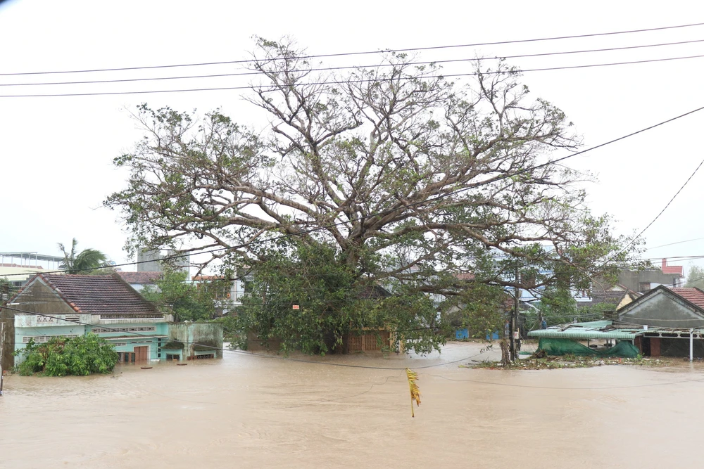 Mưa lũ miền Trung - Tây Nguyên: 68 người chết và mất tích với thiệt hại hơn 8.980 tỷ đồng - Ảnh 1.