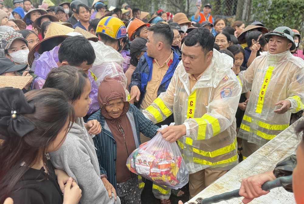 Đắk Lắk: Nước lũ rút, tiếp cận người dân cung cấp lương thực - Ảnh 3. Đắk Lắk: Nước lũ rút, tiếp cận người dân cung cấp lương thực - Ảnh 3.