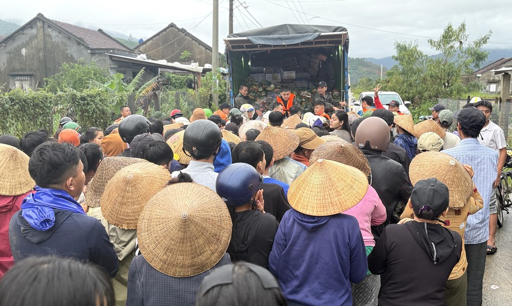 Đắk Lắk: Nước lũ rút, tiếp cận người dân cung cấp lương thực - Ảnh 5. Đắk Lắk: Nước lũ rút, tiếp cận người dân cung cấp lương thực - Ảnh 5.