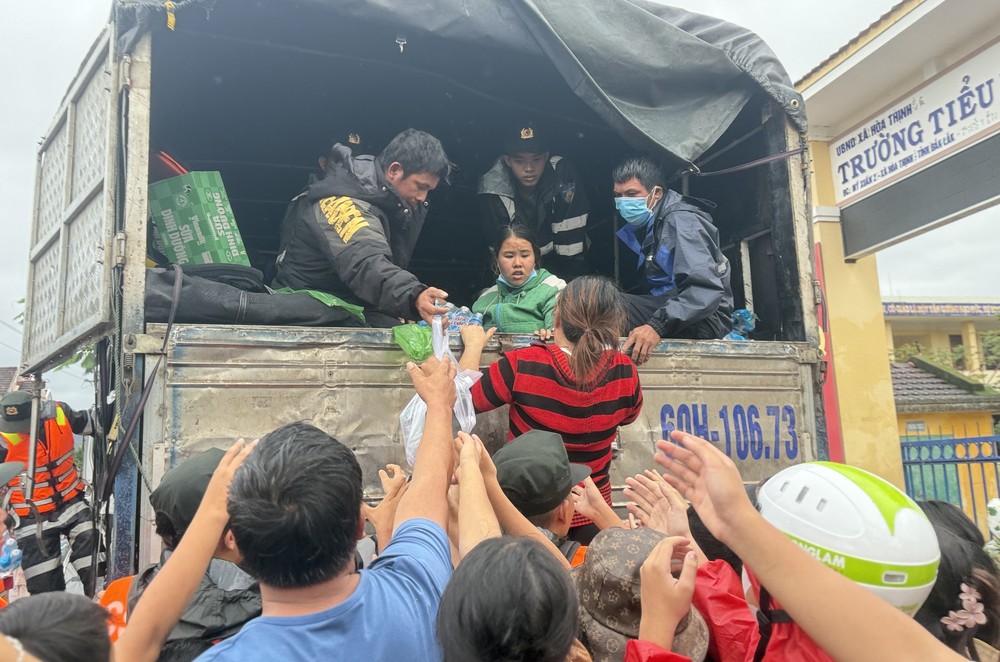 Đắk Lắk: Nước lũ rút, tiếp cận người dân cung cấp lương thực - Ảnh 4. Đắk Lắk: Nước lũ rút, tiếp cận người dân cung cấp lương thực - Ảnh 4.