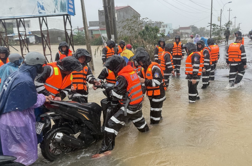 Đắk Lắk: Nước lũ rút, tiếp cận người dân cung cấp lương thực - Ảnh 2. Đắk Lắk: Nước lũ rút, tiếp cận người dân cung cấp lương thực - Ảnh 2.