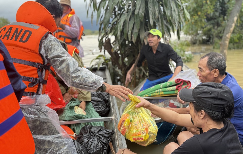 Đắk Lắk: Nước lũ rút, tiếp cận người dân cung cấp lương thực - Ảnh 6. Đắk Lắk: Nước lũ rút, tiếp cận người dân cung cấp lương thực - Ảnh 6.