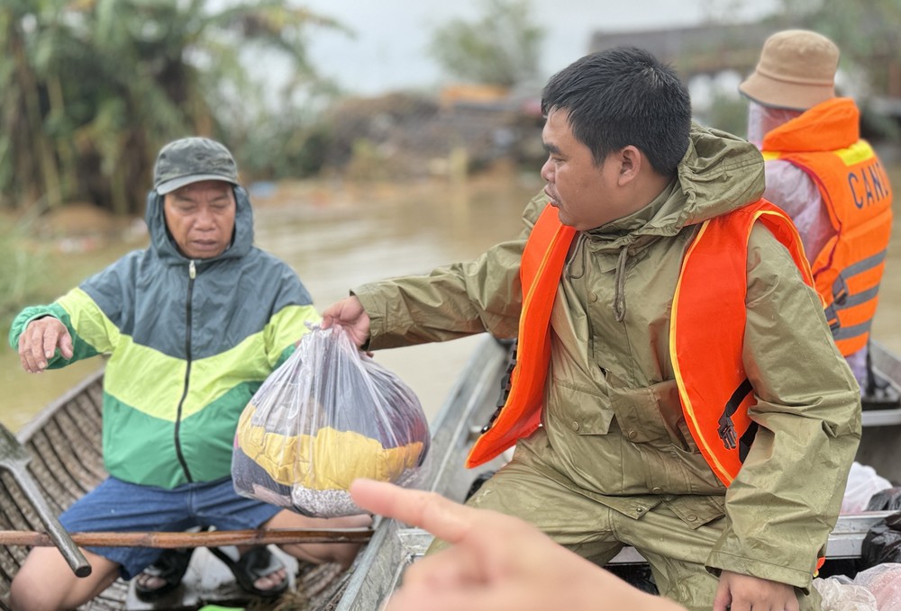 Đắk Lắk: Nước lũ rút, tiếp cận người dân cung cấp lương thực - Ảnh 7. Đắk Lắk: Nước lũ rút, tiếp cận người dân cung cấp lương thực - Ảnh 7.
