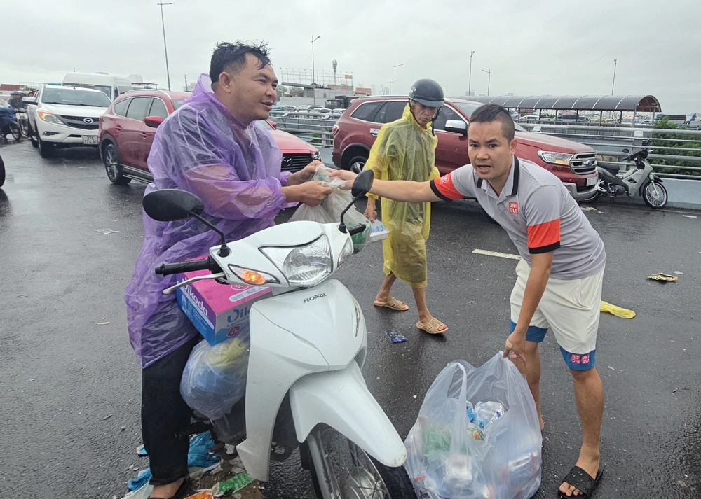 Những người hùng thầm lặng trong vùng mưa lũ ở Khánh Hòa - Ảnh 4.