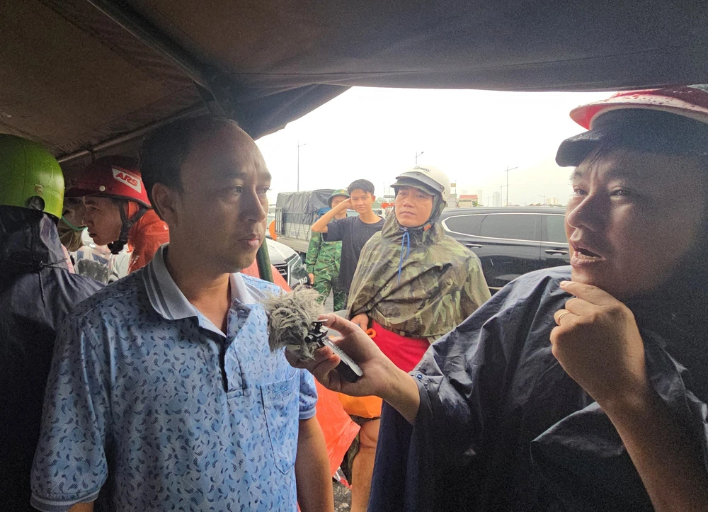 Những người hùng thầm lặng trong vùng mưa lũ ở Khánh Hòa - Ảnh 1.