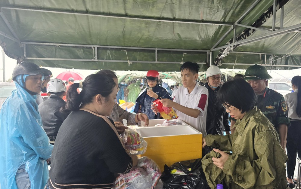 Những người hùng thầm lặng trong vùng mưa lũ ở Khánh Hòa - Ảnh 3.