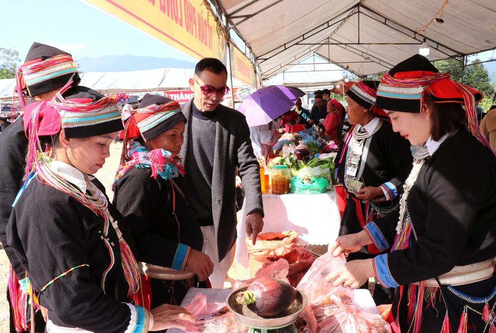 Lễ hội hoa Dã quỳ lần thứ nhất với chủ đề “Kết nối sắc vàng - Lan tỏa yêu thương” - Ảnh 7. Lễ hội hoa Dã quỳ lần thứ nhất với chủ đề “Kết nối sắc vàng - Lan tỏa yêu thương” - Ảnh 7.