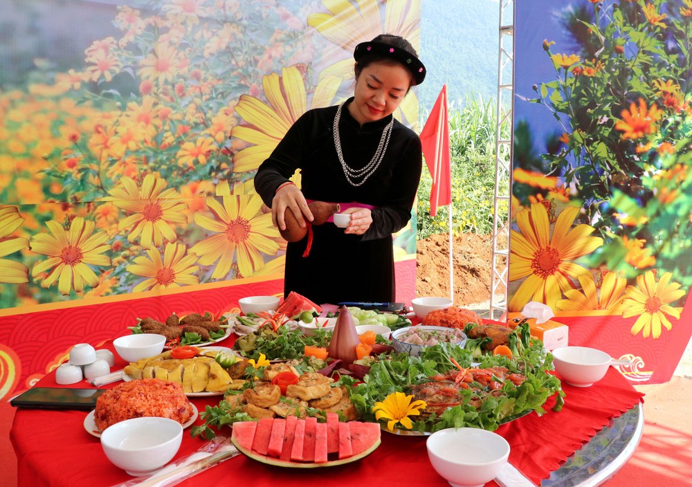 Lễ hội hoa Dã quỳ lần thứ nhất với chủ đề “Kết nối sắc vàng - Lan tỏa yêu thương” - Ảnh 5. Lễ hội hoa Dã quỳ lần thứ nhất với chủ đề “Kết nối sắc vàng - Lan tỏa yêu thương” - Ảnh 5.