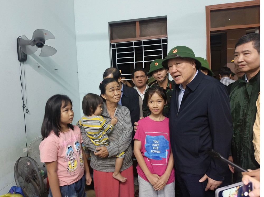 Phó Thủ tướng Thường trực thăm, tặng quà nhân dân vùng lũ Đắk Lắk - Ảnh 2.