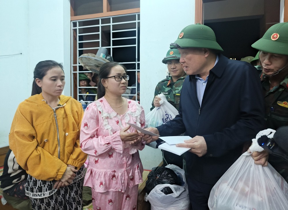 Phó Thủ tướng Thường trực thăm, tặng quà nhân dân vùng lũ Đắk Lắk - Ảnh 3.