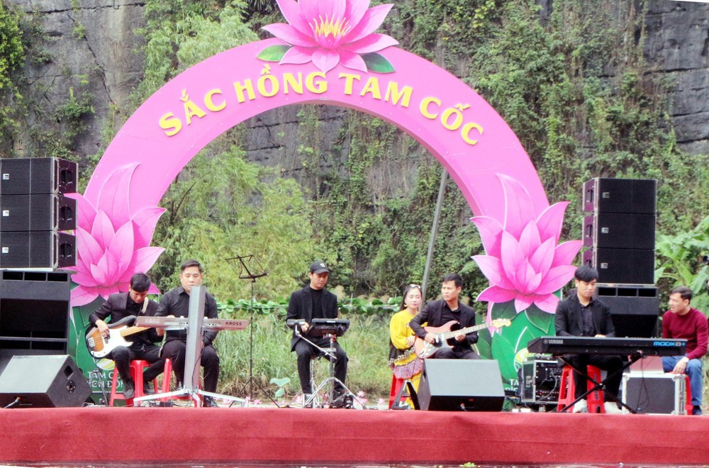 Sắc Hồng Tam Cốc thu hút đông đảo du khách trong nước và quốc tế - Ảnh 1. Sắc Hồng Tam Cốc thu hút đông đảo du khách trong nước và quốc tế - Ảnh 1.