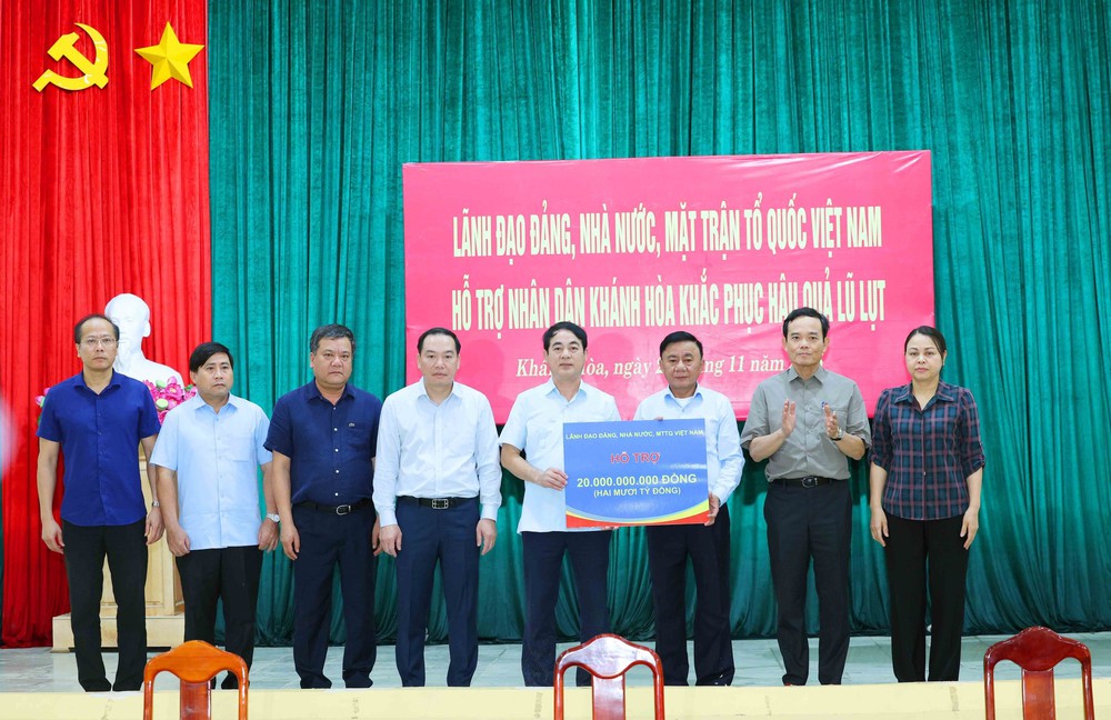 Thường trực Ban Bí thư thăm nhân dân vùng lũ tỉnh Khánh Hoà - Ảnh 3.