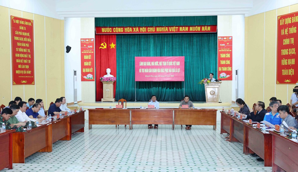 Thường trực Ban Bí thư thăm nhân dân vùng lũ tỉnh Khánh Hoà - Ảnh 1.