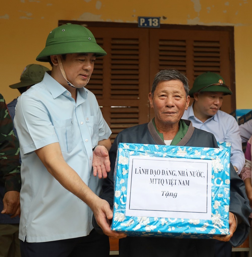 Thường trực Ban Bí thư thăm nhân dân vùng lũ tỉnh Khánh Hoà - Ảnh 7.