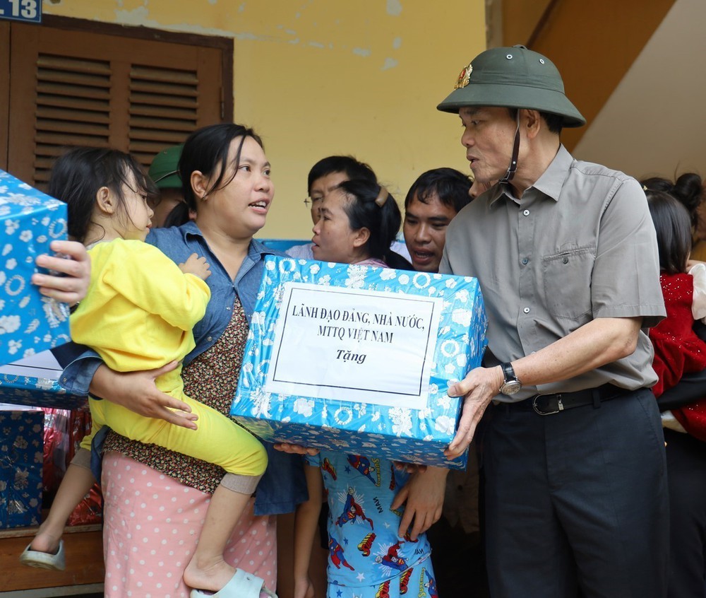 Thường trực Ban Bí thư thăm nhân dân vùng lũ tỉnh Khánh Hoà - Ảnh 5.