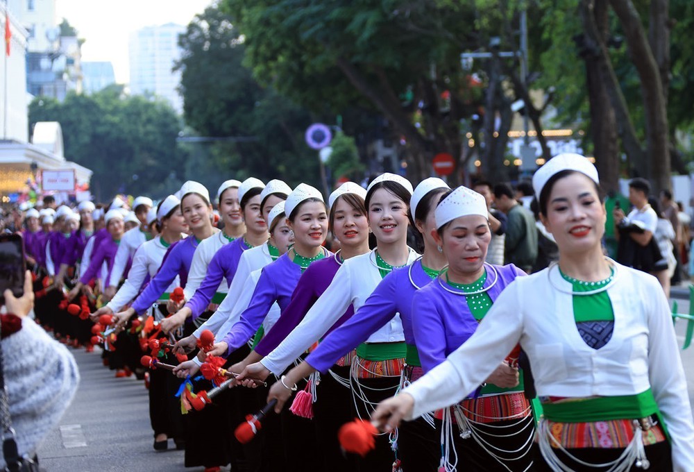 Trình diễn văn hoá dân tộc Mường tại phố đi bộ Hồ Gươm - Ảnh 4. Trình diễn văn hoá dân tộc Mường tại phố đi bộ Hồ Gươm - Ảnh 4.