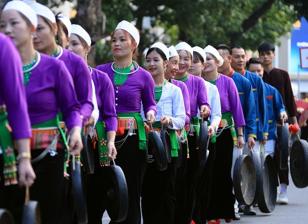 Trình diễn văn hoá dân tộc Mường tại phố đi bộ Hồ Gươm - Ảnh 7. Trình diễn văn hoá dân tộc Mường tại phố đi bộ Hồ Gươm - Ảnh 7.