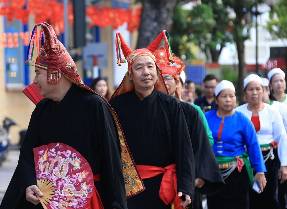 Trình diễn văn hoá dân tộc Mường tại phố đi bộ Hồ Gươm - Ảnh 2. Trình diễn văn hoá dân tộc Mường tại phố đi bộ Hồ Gươm - Ảnh 2.