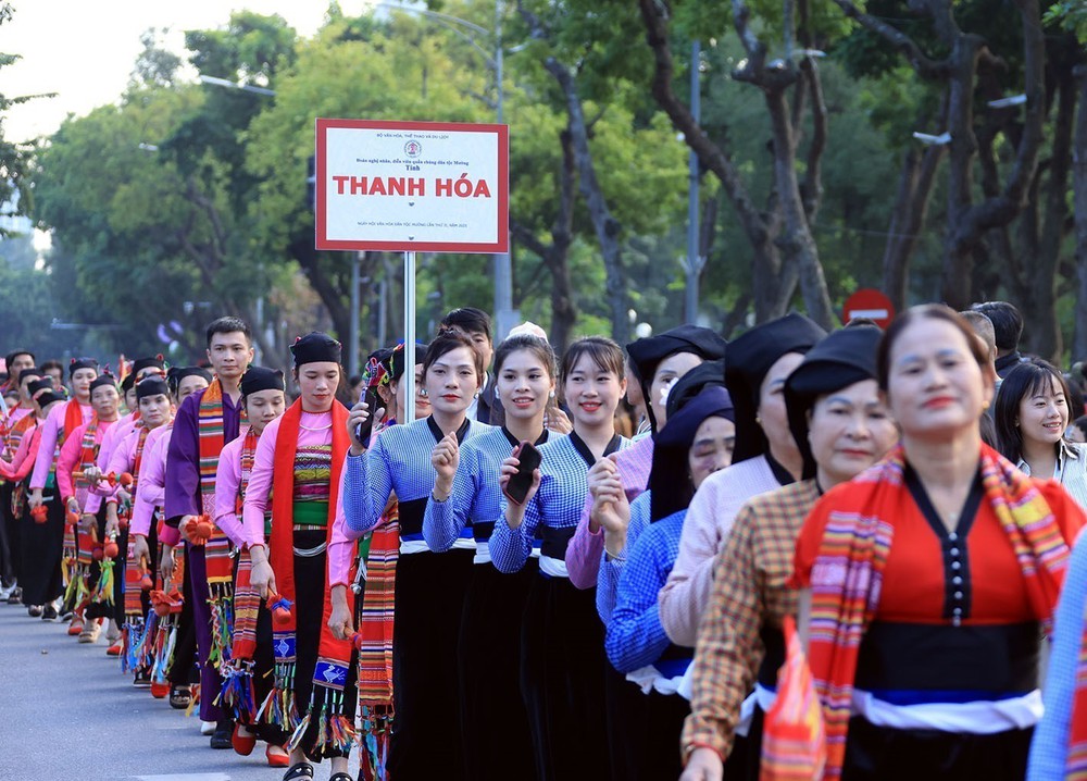 Trình diễn văn hoá dân tộc Mường tại phố đi bộ Hồ Gươm - Ảnh 3. Trình diễn văn hoá dân tộc Mường tại phố đi bộ Hồ Gươm - Ảnh 3.