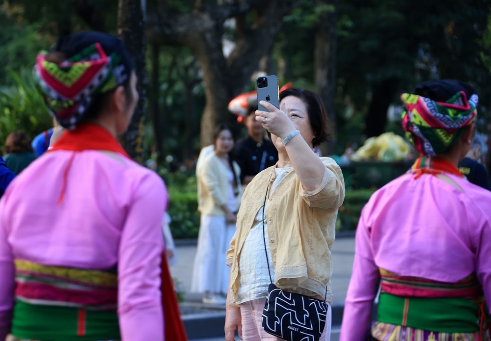 Trình diễn văn hoá dân tộc Mường tại phố đi bộ Hồ Gươm - Ảnh 9. Trình diễn văn hoá dân tộc Mường tại phố đi bộ Hồ Gươm - Ảnh 9.
