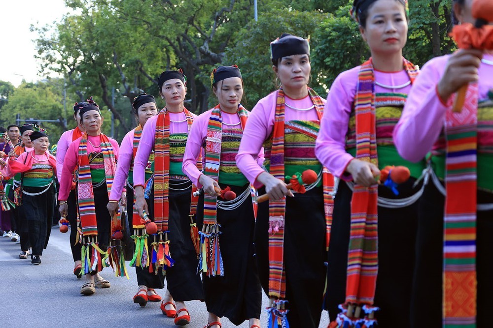 Trình diễn văn hoá dân tộc Mường tại phố đi bộ Hồ Gươm - Ảnh 6. Trình diễn văn hoá dân tộc Mường tại phố đi bộ Hồ Gươm - Ảnh 6.