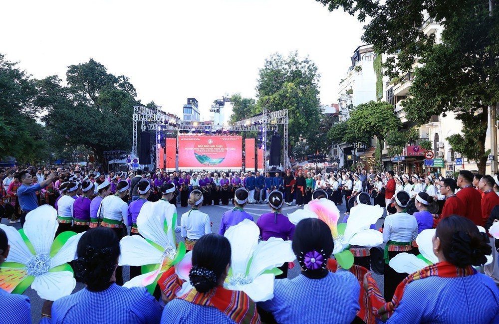 Trình diễn văn hoá dân tộc Mường tại phố đi bộ Hồ Gươm - Ảnh 8. Trình diễn văn hoá dân tộc Mường tại phố đi bộ Hồ Gươm - Ảnh 8.