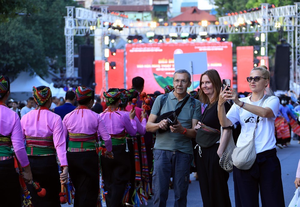 Trình diễn văn hoá dân tộc Mường tại phố đi bộ Hồ Gươm - Ảnh 10. Trình diễn văn hoá dân tộc Mường tại phố đi bộ Hồ Gươm - Ảnh 10.