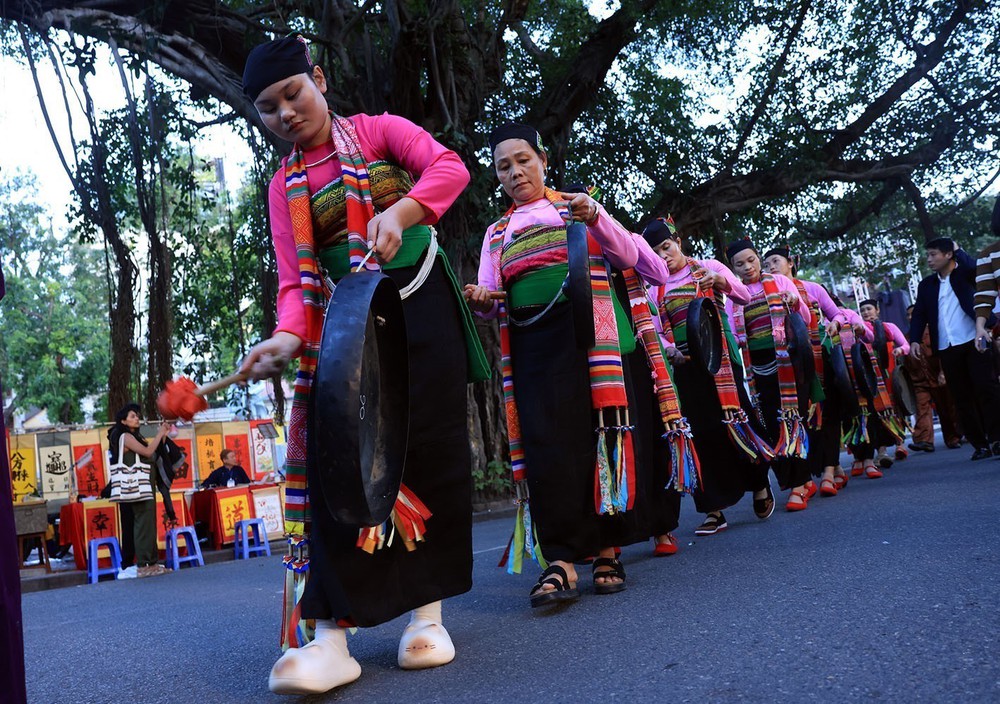 Trình diễn văn hoá dân tộc Mường tại phố đi bộ Hồ Gươm - Ảnh 5. Trình diễn văn hoá dân tộc Mường tại phố đi bộ Hồ Gươm - Ảnh 5.